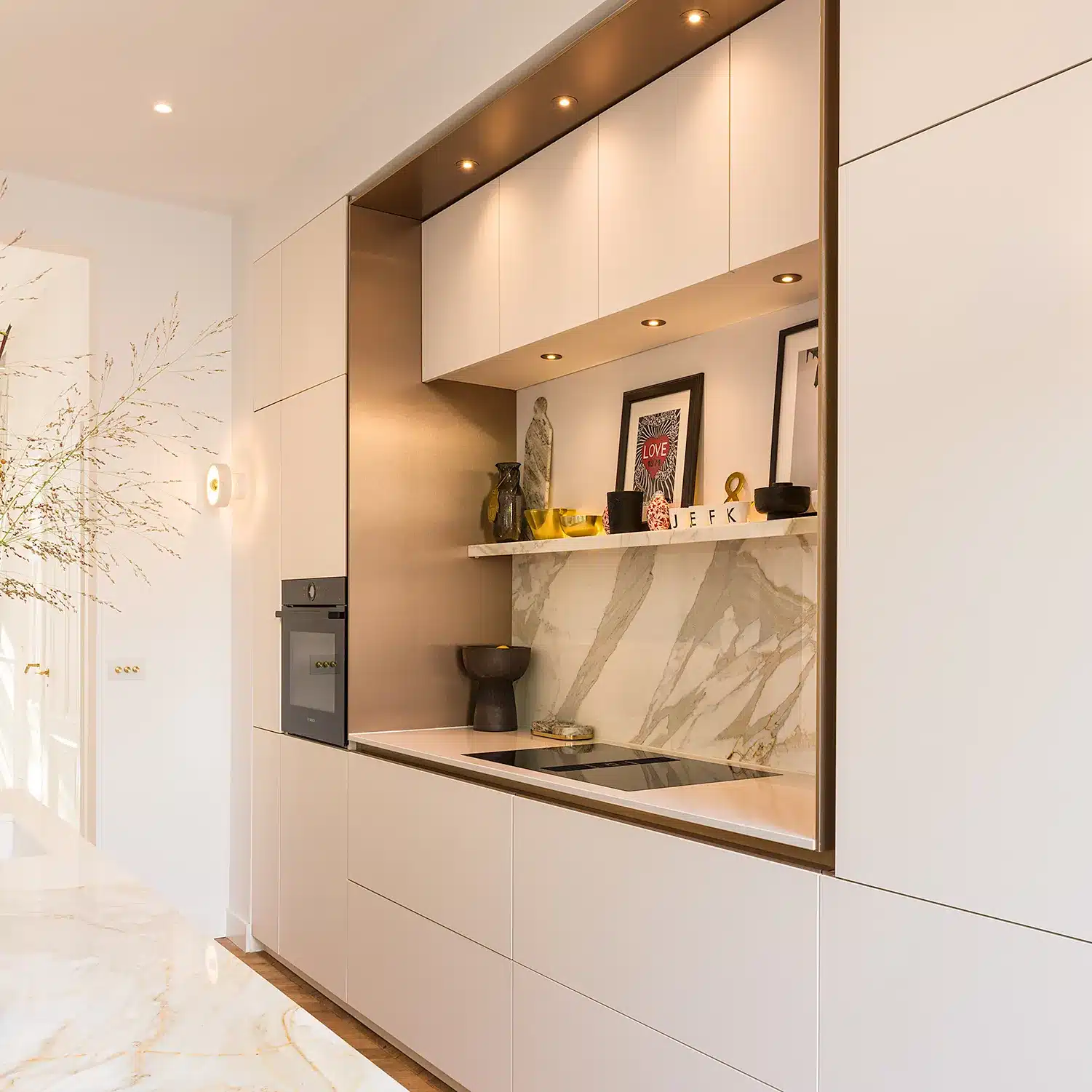 Interieurfoto van een moderne, strak afgewerkte keuken met marmeren details