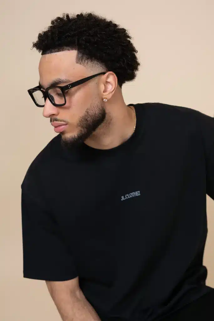 Studioportret van een man met bril, vastgelegd in natuurlijk licht