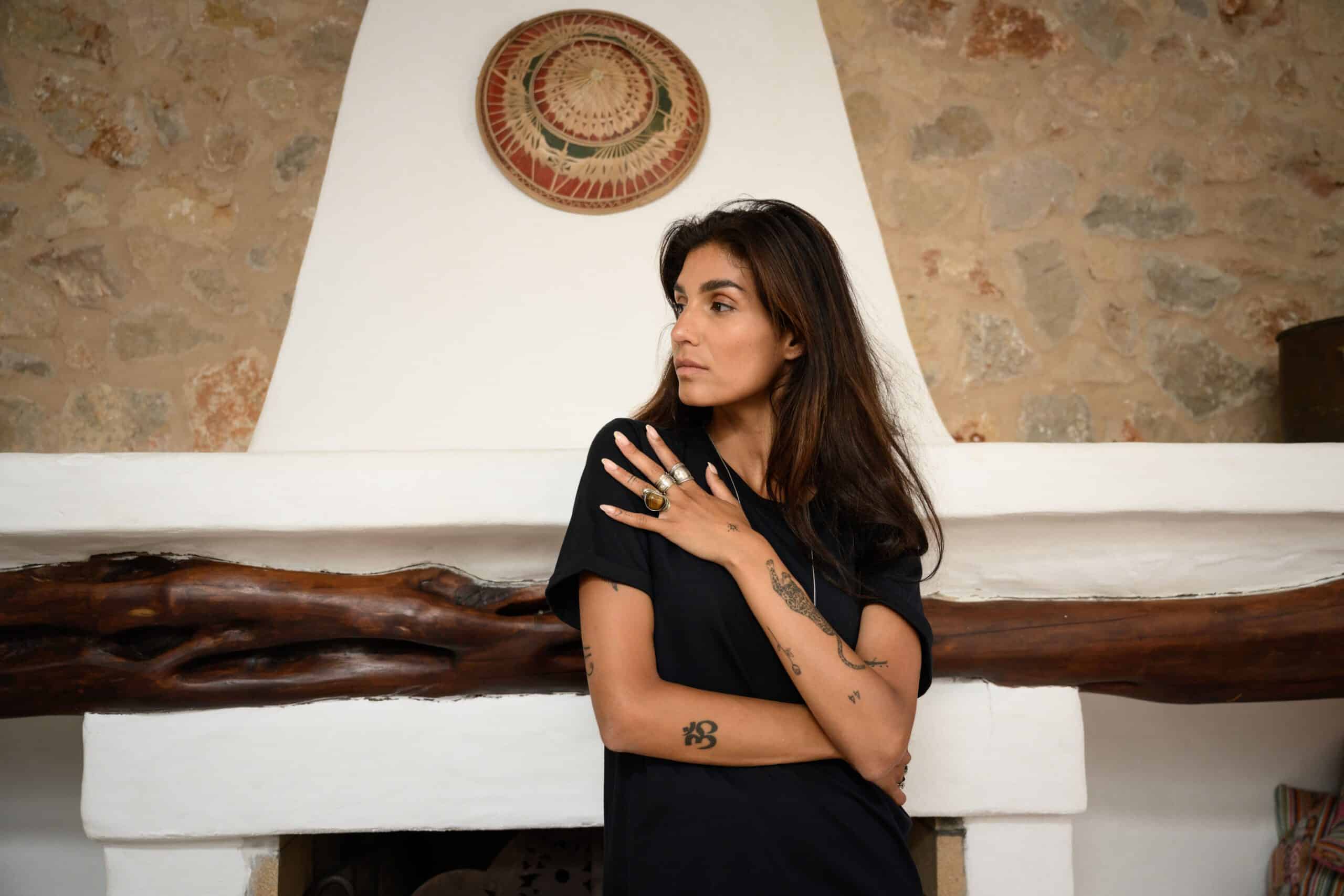 Vrouw met sieraden voor open haard in bohemien interieur, fotografie door Diana Fotografie