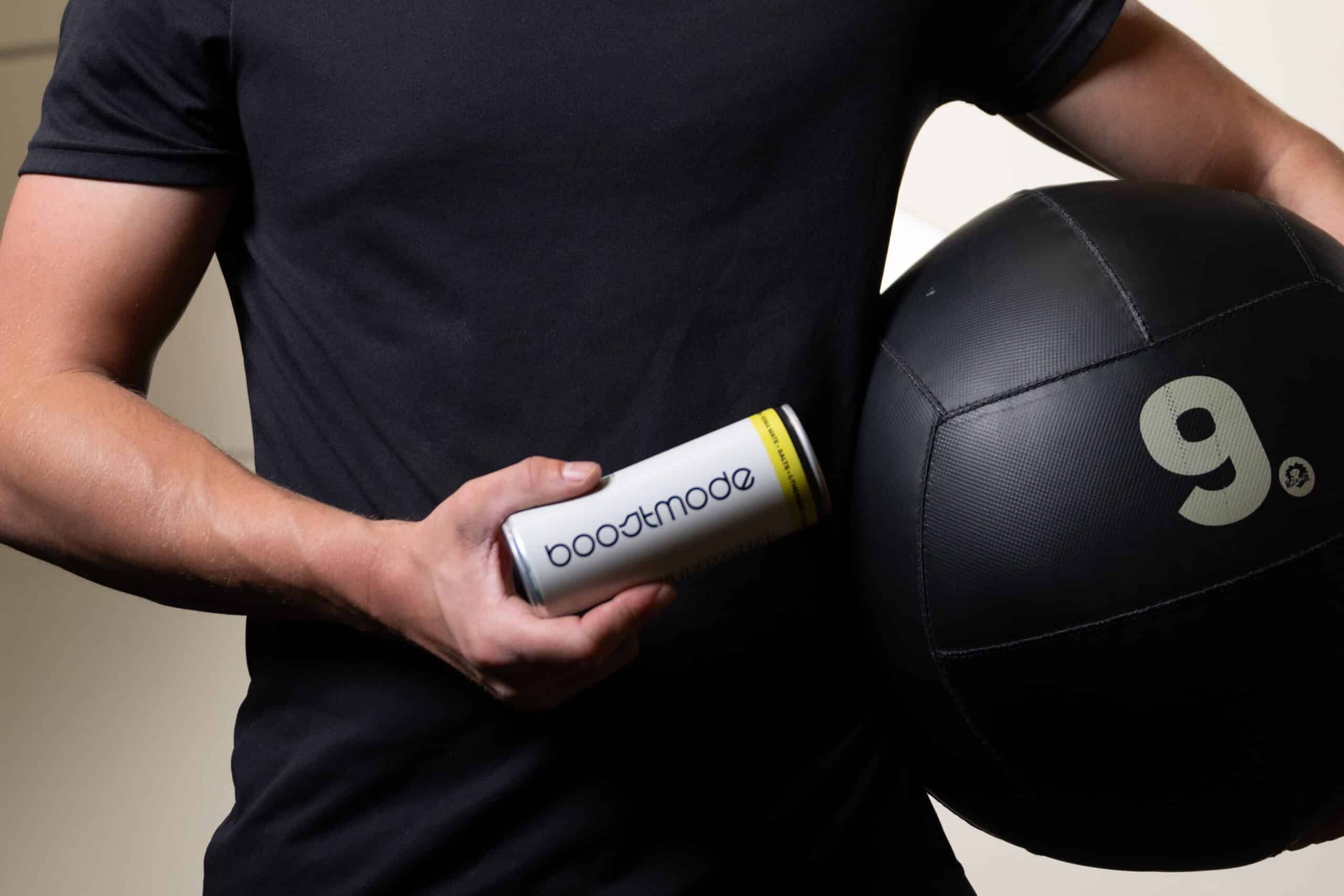 Boostmode energy drink met zwarte medicine ball, sportshoot door Diana Fotografie