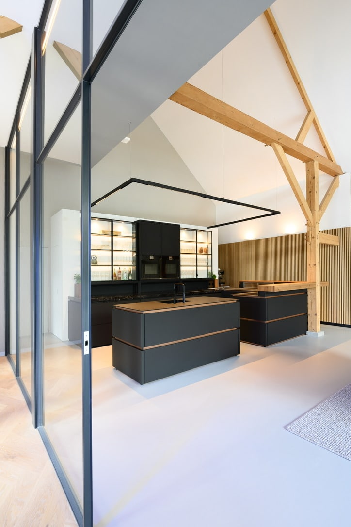 Moderne maatwerkkeuken van Bolleboom Keukens in een open en lichte ruimte
