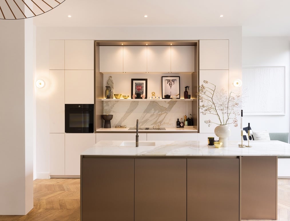 Modern designkeuken met marmeren achterwand, open schappen en warme houttinten, interieurfotografie door Diana Fotografie