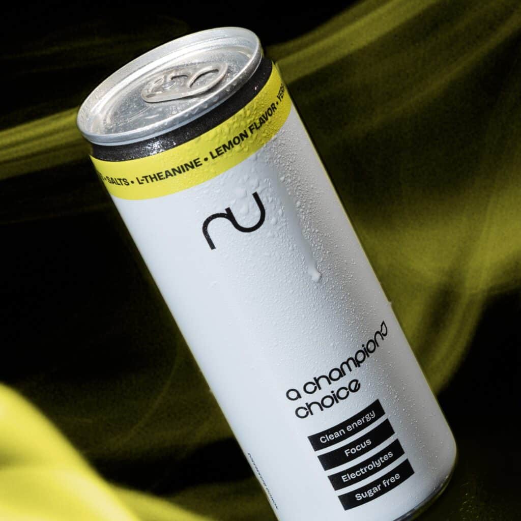 Productfoto van Boostmode energiedrank met gele accentkleur op donkere achtergrond