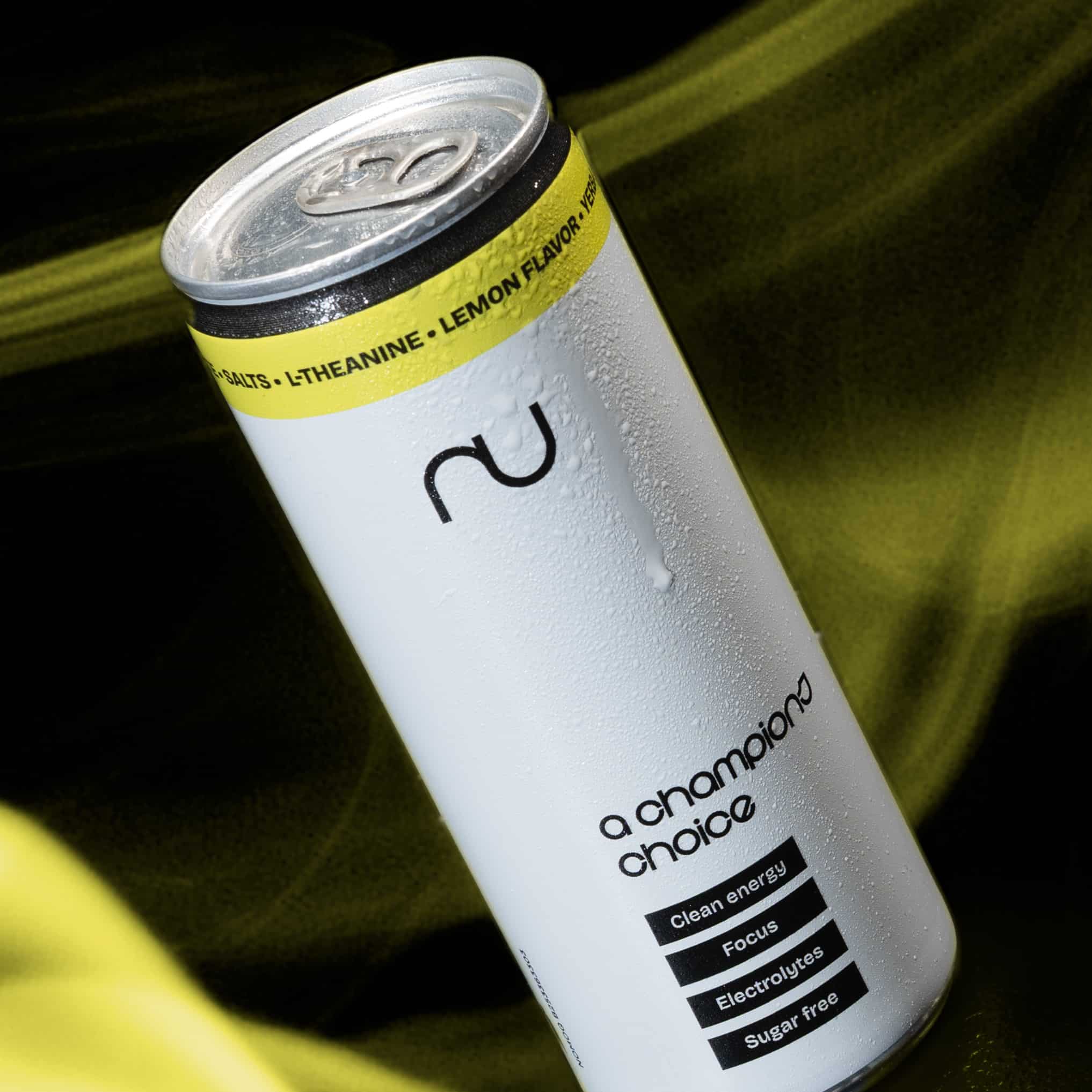 Productfoto van Boostmode energiedrank met gele accentkleur op donkere achtergrond