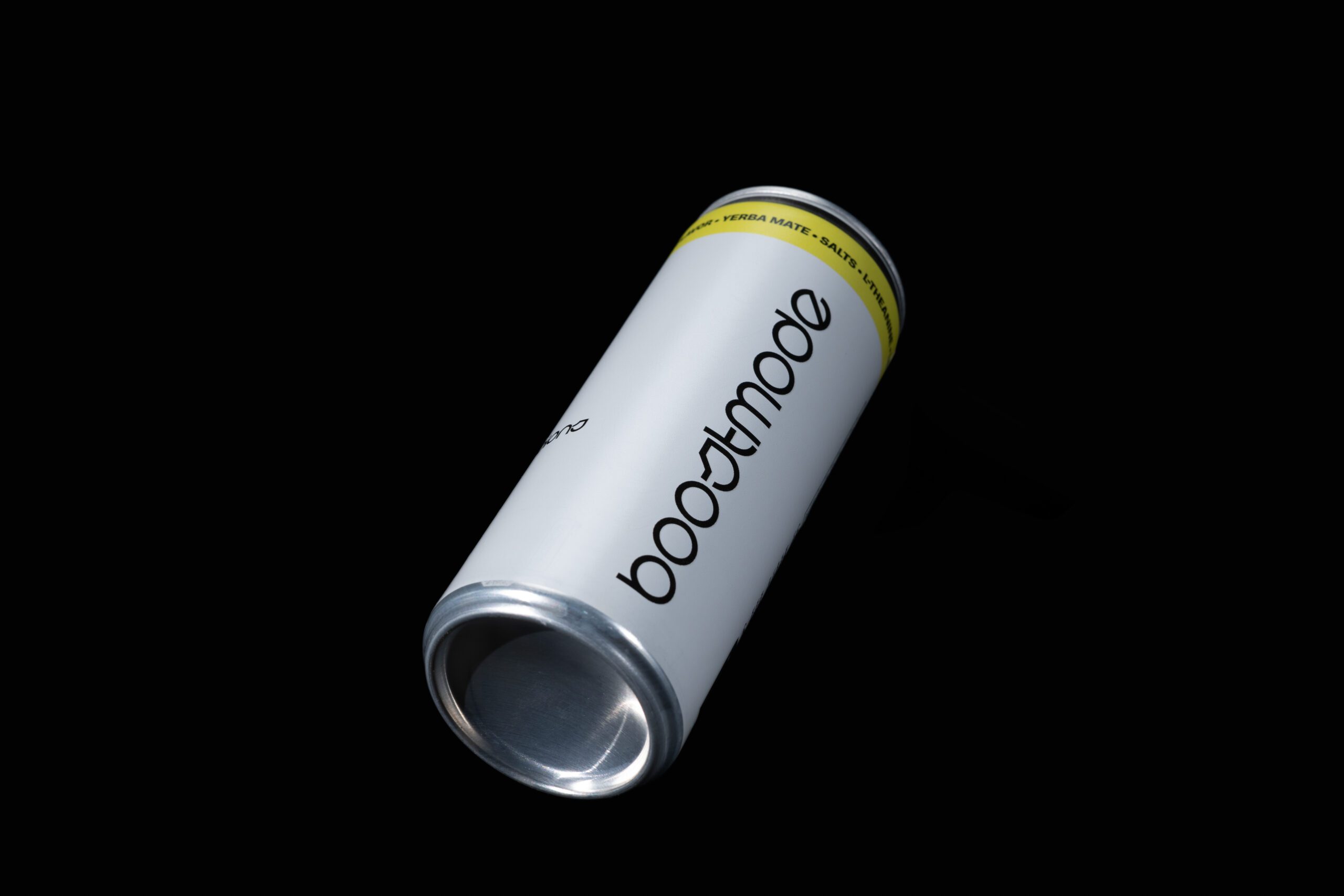 Liggend blikje Boostmode tegen zwarte achtergrond, productfoto door Diana Fotografie