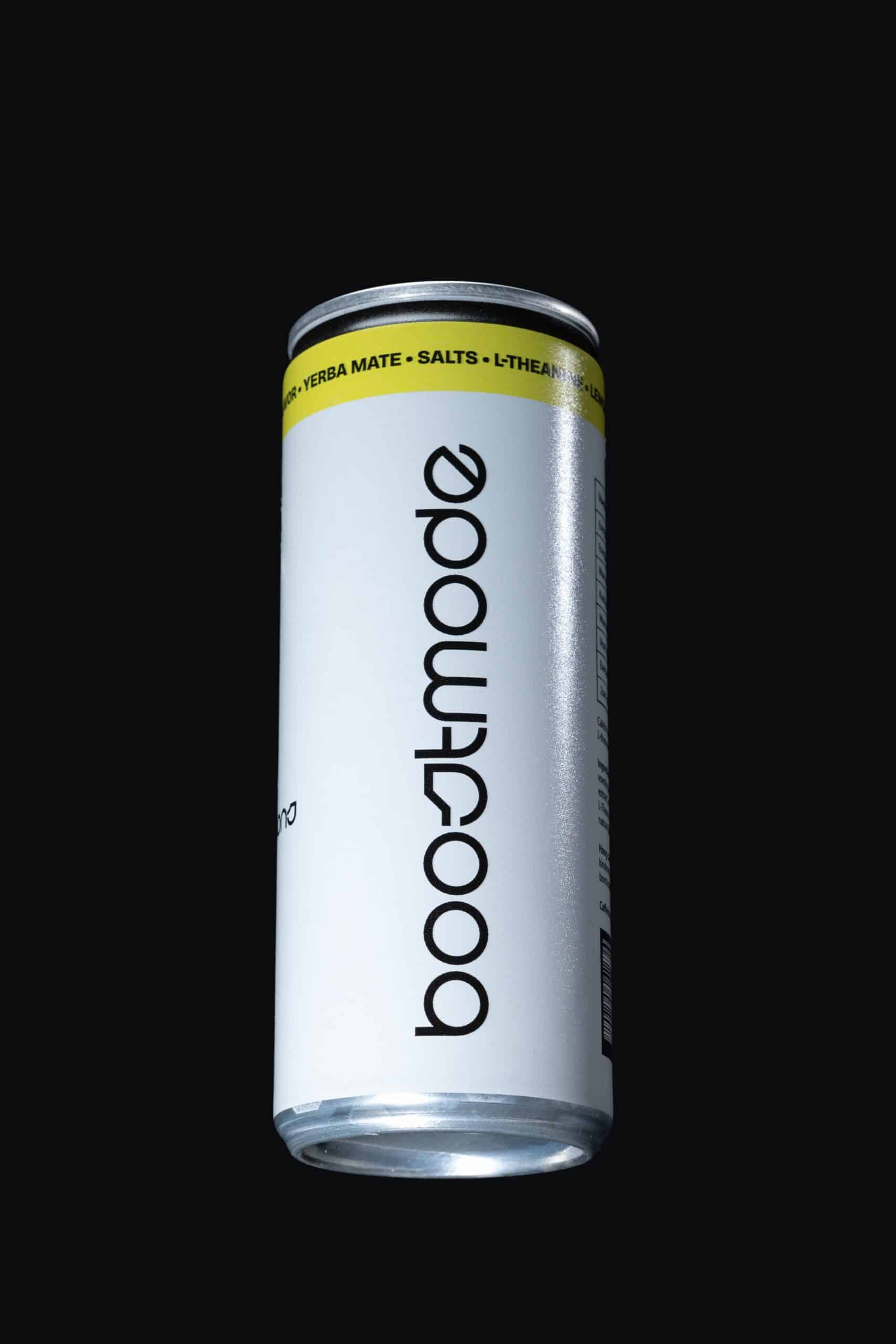 Blikje Boostmode vrijstaand tegen zwarte achtergrond, productfoto door Diana Fotografie